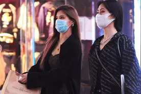 三里屯街拍，春天气温变化大，看潮人如何穿衣做到风度温度两不误视频封面