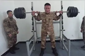 军营“大力士”挑战150公斤负重深蹲