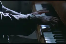 犹太钢琴家看着亲人被德军送去屠杀，独自一人逃亡被德国军官救助