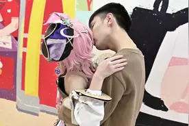 让女朋友cos成可爱多莉陪我约会！视频封面