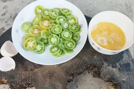 网上热议说“青西红柿”不能吃有毒，是真的吗？小伙为大家来验证视频封面