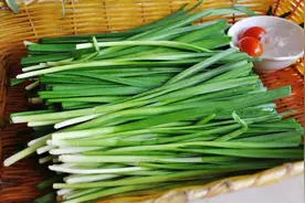 年纪轻轻就得脂肪肝，专家：厨房里的2类食物少吃，肝脏更健康！