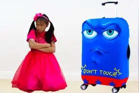 小女孩带上神奇的旅行箱，和妈妈能完成她们的奇妙冒险之旅吗？视频封面