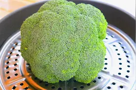 把西蓝花放锅里蒸一蒸，没想到这么厉害，营养鲜嫩，孩子吃长高个