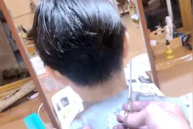 很利落的“切耳短发”，三七分就是不一样，女士短发新时尚