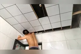 今天给厨房厕所做集成吊顶，熟人价格90一平全包，您看贵吗？视频封面