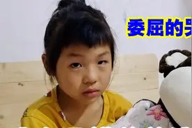 6岁女儿看不下去爸爸太偏心，生气把草莓全都扔在地上，委屈哭了视频封面
