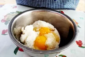 一碗米饭加两个鸡蛋，农村妈妈教你做好吃的小零食，做法超简单