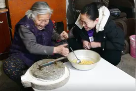 82岁老人磨石磨，动作麻利，原来是因为这样，孙女说出真相。