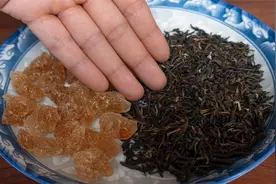 茶叶加冰糖一起泡水喝，解决了多数男女朋友的大问题，省钱又实用