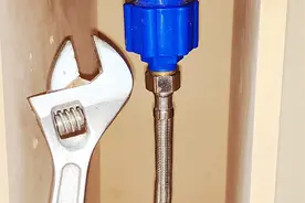 墙缝的钢丝软管漏水，扳手转不了圈拆不下来怎么办？教你轻松解决视频封面