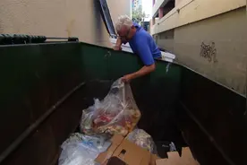 纪录片：美国抠门男子，从垃圾桶翻龙虾壳吃，跟邻居借东西从不还视频封面