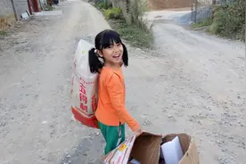 女儿为了吃到汉堡包，拿着蛇皮袋去捡瓶子，结局太暖心了视频封面