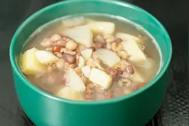 红豆薏米雪梨粥：强劲壮骨、舒筋除痹、香甜美味的绿色健康美食