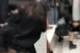 俩女生厕所发生纠纷，互扯头发跪地拉扯纠缠，招式夸张毫不留情面