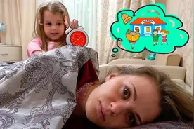 外国小女孩，和妈妈睡大懒觉以为上学快迟到了，结果今天是星期六视频封面