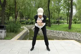 每天坚持原地弯腰90度，双臂左右摆动合实，10天瘦掉大肚腩，简单