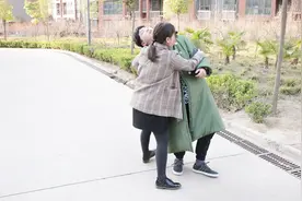 女孩赶着面试，路上遇到一个晕倒的小伙，女孩去救助因此得到工作视频封面