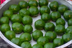 广东阿姨教你艾草青团正确做法，翠绿爽口不发黑，看看她有啥诀窍