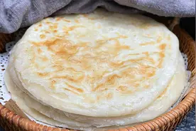 烙饼又干又硬还不起层，只要记住这个和面比例，放凉了也不会变硬