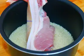 五花肉放进大米里，这个做法实在是香，真乃高手再民间，太好吃了