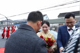 浙江宁波结婚风俗，新人上车前必做的一件事情视频封面