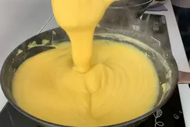 小秋去老叔家蹭饭，做2锅玉米面碴条，二姑心急拿袋子就往锅里倒