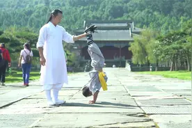 倒立俯卧撑，小萌娃一口气做了14个，中国少年祝祖国生日快乐视频封面