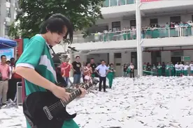 高三毕业卷子满地飞，男同学潇洒电吉他演奏，致敬逝去的青春！视频封面
