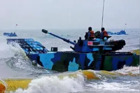 水上坦克是如何浮在水上面的，为什么不会下沉？今天算明白了