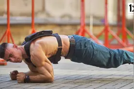 负重30斤！俄罗斯大兵挑战军用“腰腹核心训练”，一般人做不了！