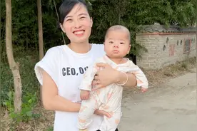 静静家二宝两只手出现断掌，染色体异常了吗？静静要带二宝去医院