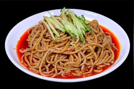 小技巧！2克盐5克碱制作的荞面饸饹，光滑劲道有弹性，不容易断