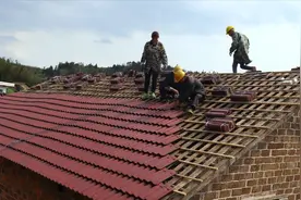 农村老瓦片维护太难了，村民60元一平方换成这种新瓦片省心多了！