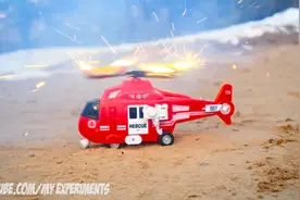 过年了放个烟花，这才是烟花正确的玩法 玩具+烟花 你玩过吗?