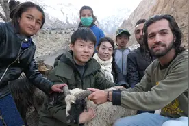 480元在巴基斯坦买一只羊，羊主人很开心，做烤全羊请巴铁朋友吃视频封面