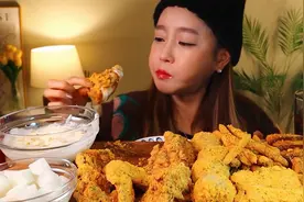 不同口味的炸鸡，蘸着不同的蘸料，再搭配快乐汽水，好吃又满足！视频封面