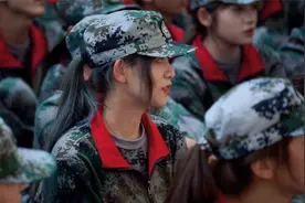 大一妹子军训场上热舞，场面教官都控制不住！成为全校女生公敌？视频封面