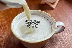 炎炎夏日，绿豆中加2物，这样做一份养生绿豆浆，清热又解暑