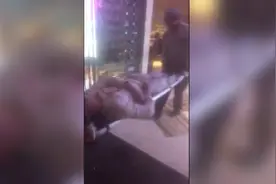 KTV自带酒水强收服务费？小伙拒绝拿钱，竟被打的用担架抬到医院