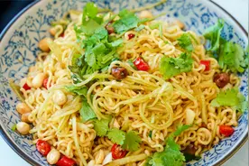 夏天没有胃口，泡面凉拌做法，3分钟出锅，干净又健康！