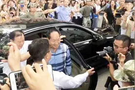 大学里的巨型粉丝见面会！实拍：袁隆平现身湖南农大火爆全校