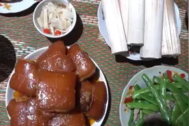 大块腩肉切成好几块正方体，用绳子绑好后炖熟，太下饭了！