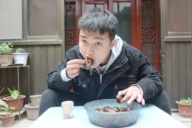小伙爆炒30只大田螺，意外发现竟是“带卵母螺”一口下去全是籽！