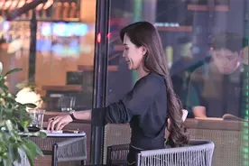 尖头细跟鞋搭配小喇叭裤，黑色的外套也很好看