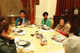 赌王何鸿燊到底多有钱？看到四太梁安琪请客吃饭后，网友大开眼界视频封面