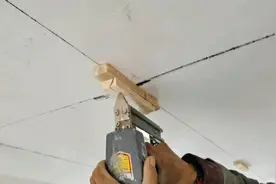 扣板吊顶，木龙骨扎架子试试用这样节省材料的方法，也很牢固