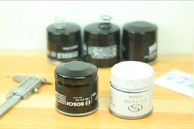 机油滤芯大对比！博世20元的滤芯PK原厂50元的滤芯，谁更好？