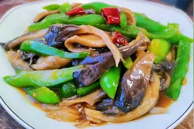 饭店的烧蘑菇为啥那么好吃？原来是这么做的，滑嫩有劲道比肉好吃