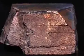 鉴宝-男子捡到个奇怪石头，灯泡放上竟能发亮，专家鉴定语出惊人视频封面